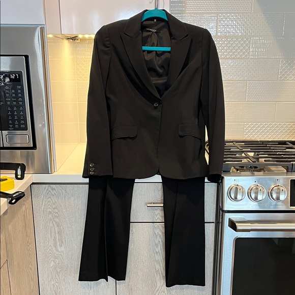 Elie Tahari Jackets & Blazers - Elie Tahari women’s 2 piece suit black 0